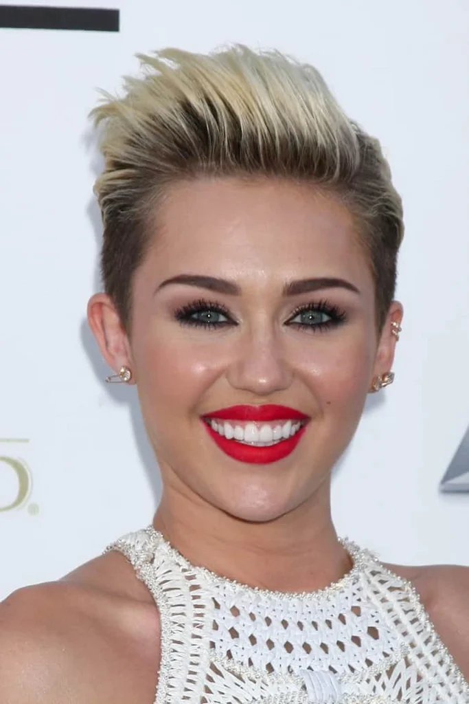 Miley Cyrus teeth after