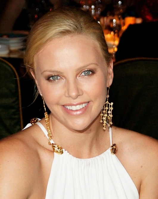 charlize theron teeth in 2008