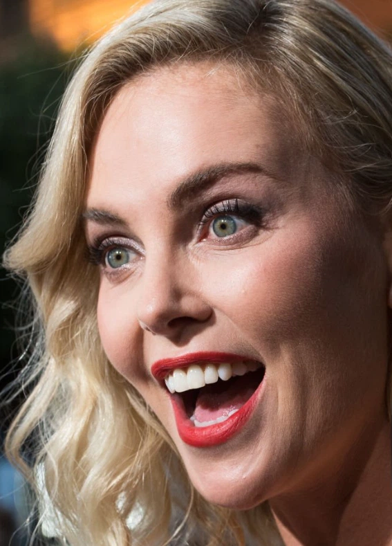 charlize theron teeth in 2017