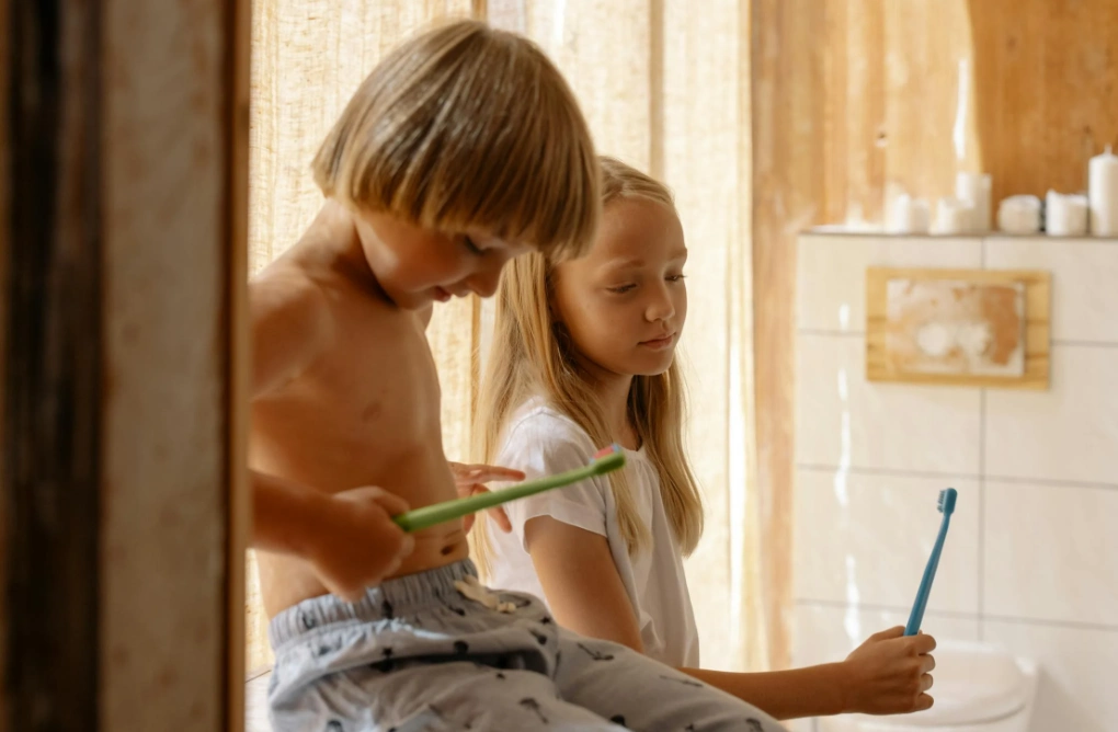 fratello e sorella che si lavano i denti