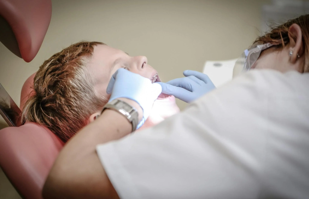 dentista verifica i denti di un ragazzo