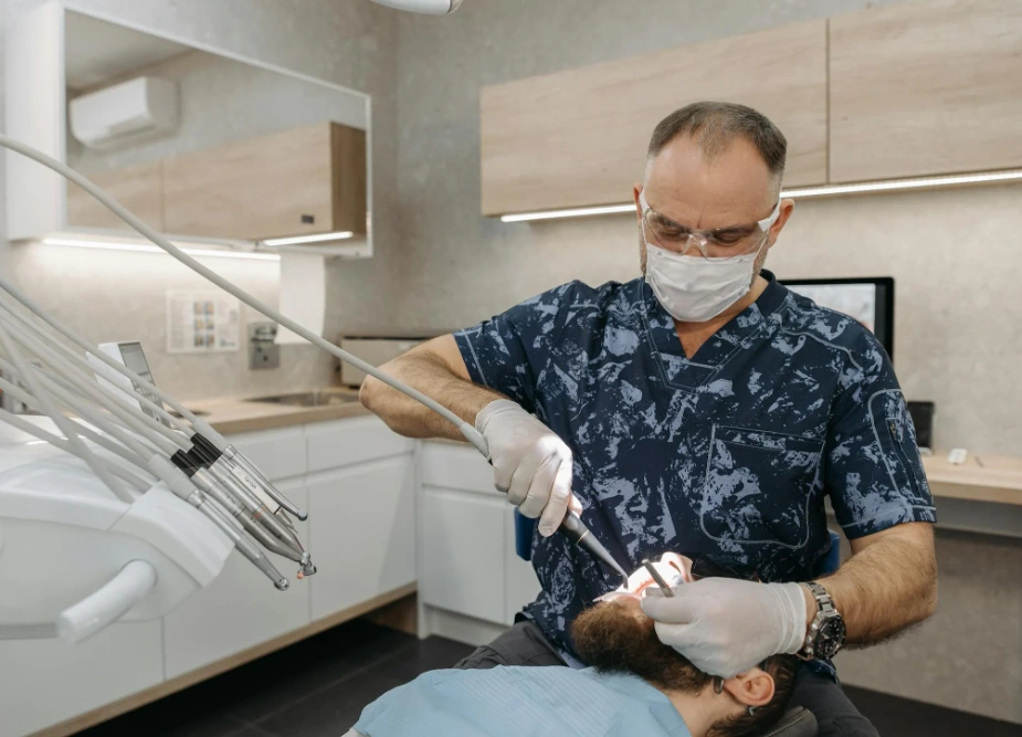 dentiste vérifiant les dents d'un patient