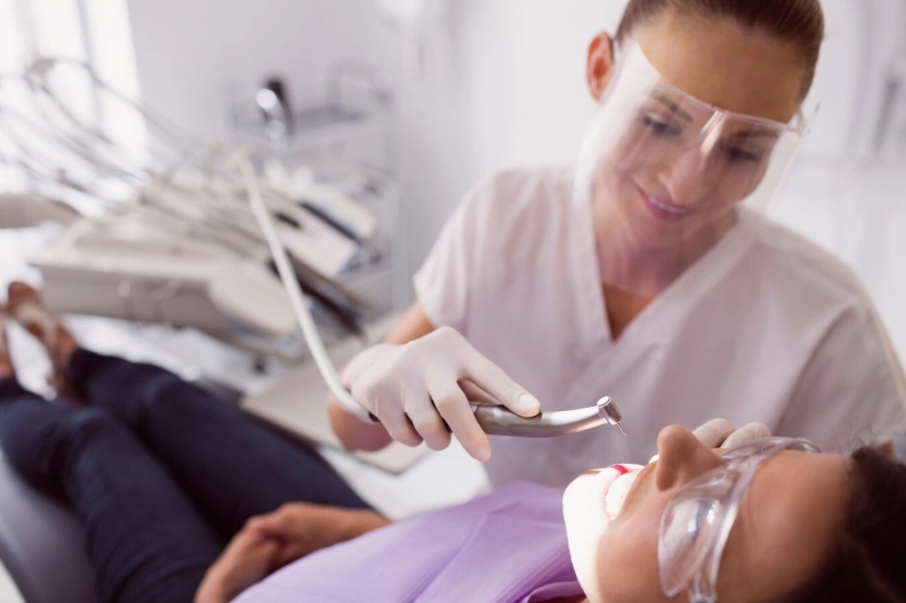 dentiste examinant une patiente