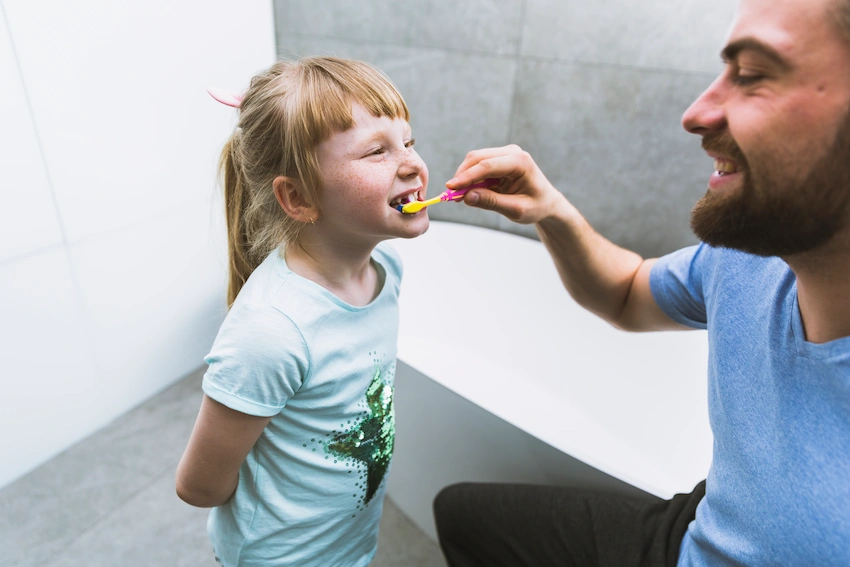 wie man die Zähne der Kinder putzt
