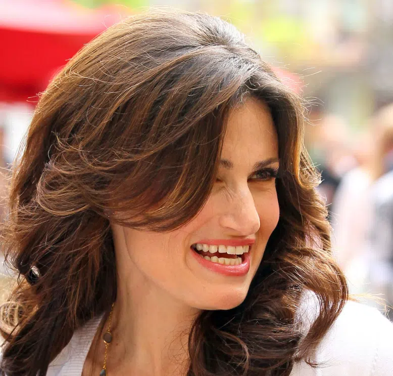 idina menzel zähne im Jahr 2011