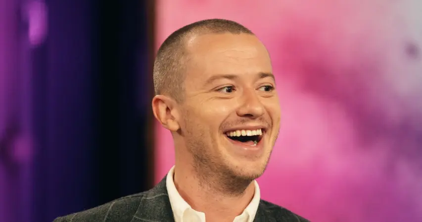 joseph quinn hollywood smile