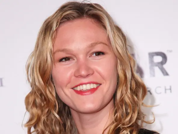 julia stiles teeth in 2010