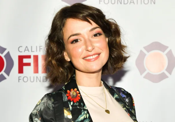 Milana Vayntrub's glimlachtransformatie: Van daarvoor tot daarna