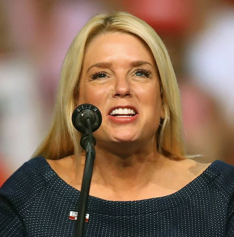 Transformacja uśmiechu Pam Bondi od 2015 do 2025